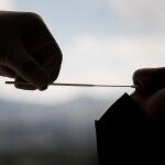 Una enfermera realiza una prueba para detectar el COVID-19