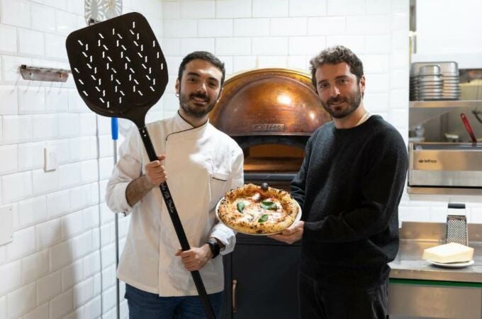 Riccardo y Vittorio Figurato preparan una de sus pizzas en Trattoria Popolare