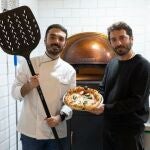 Riccardo y Vittorio Figurato preparan una de sus pizzas en Trattoria Popolare