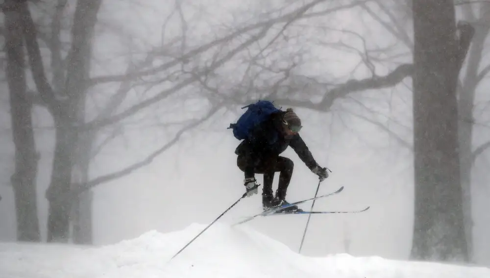 Un esquiador lanza un salto en Boston Common. Los meteorólogos observaron de cerca los nuevos récords de nevadas, especialmente en Boston