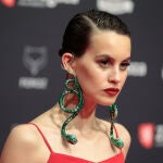 La actriz Milena Smit posa a su llegada a la alfombra roja de la 9ª edición de los Premios Feroz 2022.