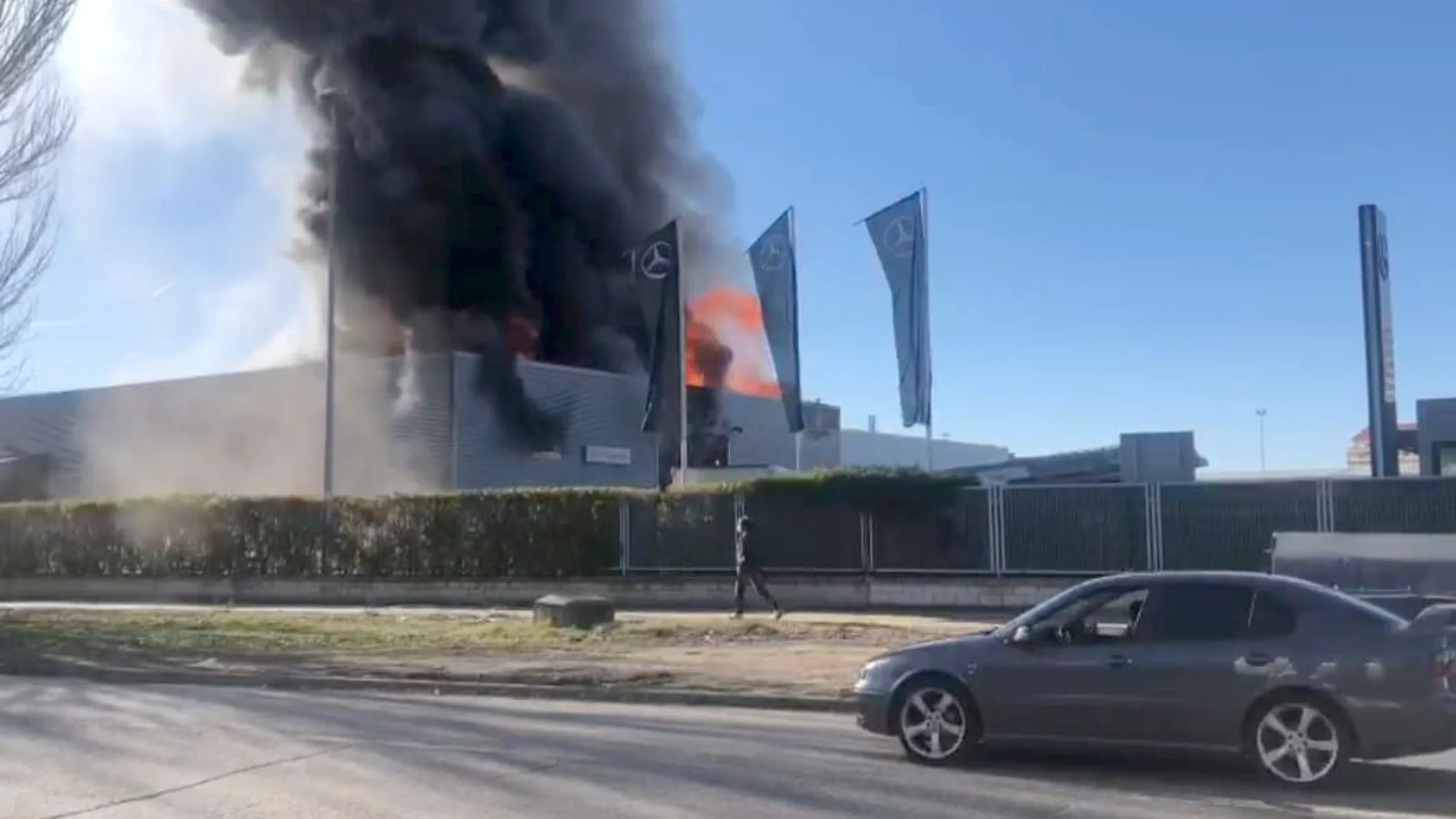 Un incendio calcina parte de las instalaciones del concesionario de Mercedes-Benz en Burgos