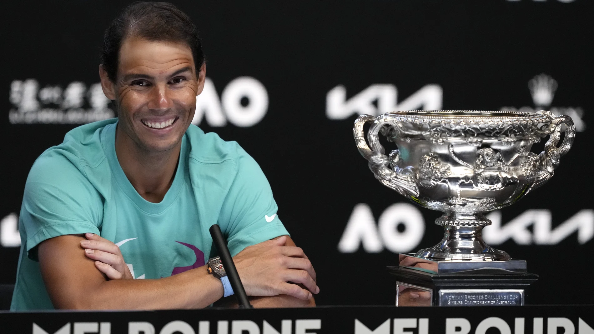Rafa Nadal, junto al trofeo como campeón del Open de Australia.