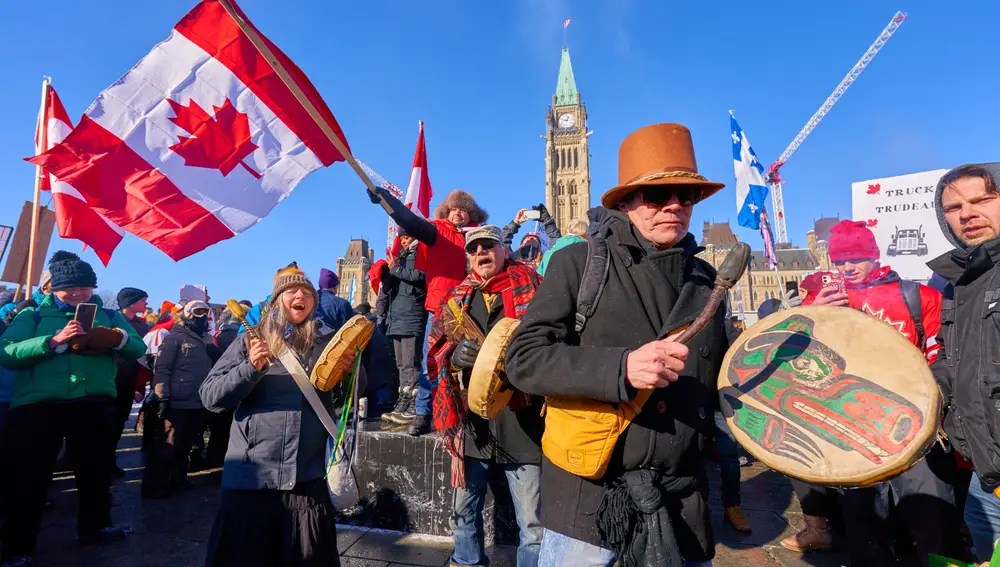 Una multitud de manifestantes que forman parte del Freedom Convoy 2022 se reúnen frente a Parliament Hill, en Ottawa, Canadá, el 29 de enero de 2022, mientras protestan contra el gobierno del primer ministro canadiense Justin Trudeau.