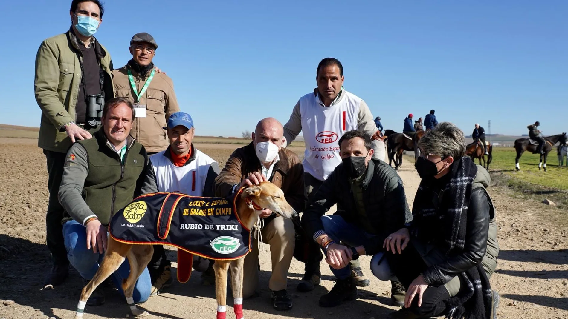 El candidato del PP a las Cortes por Valladolid, Jesús Julio Carnero junto al galgo campeón de España en Nava del Rey