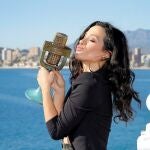 La cantante de origen cubano Chanel posa con el "Micrófono de bronce" tras ganar el Benidorm Fest este domingo