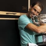 Rafael Nadal abraza el trofeo de campeón en Australia en los vestuarios del Melbourne Park