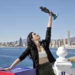 La artista Channel ganadora de Benidorm Fest 2022, posa con su trofeo en el Mirador del Castillo,