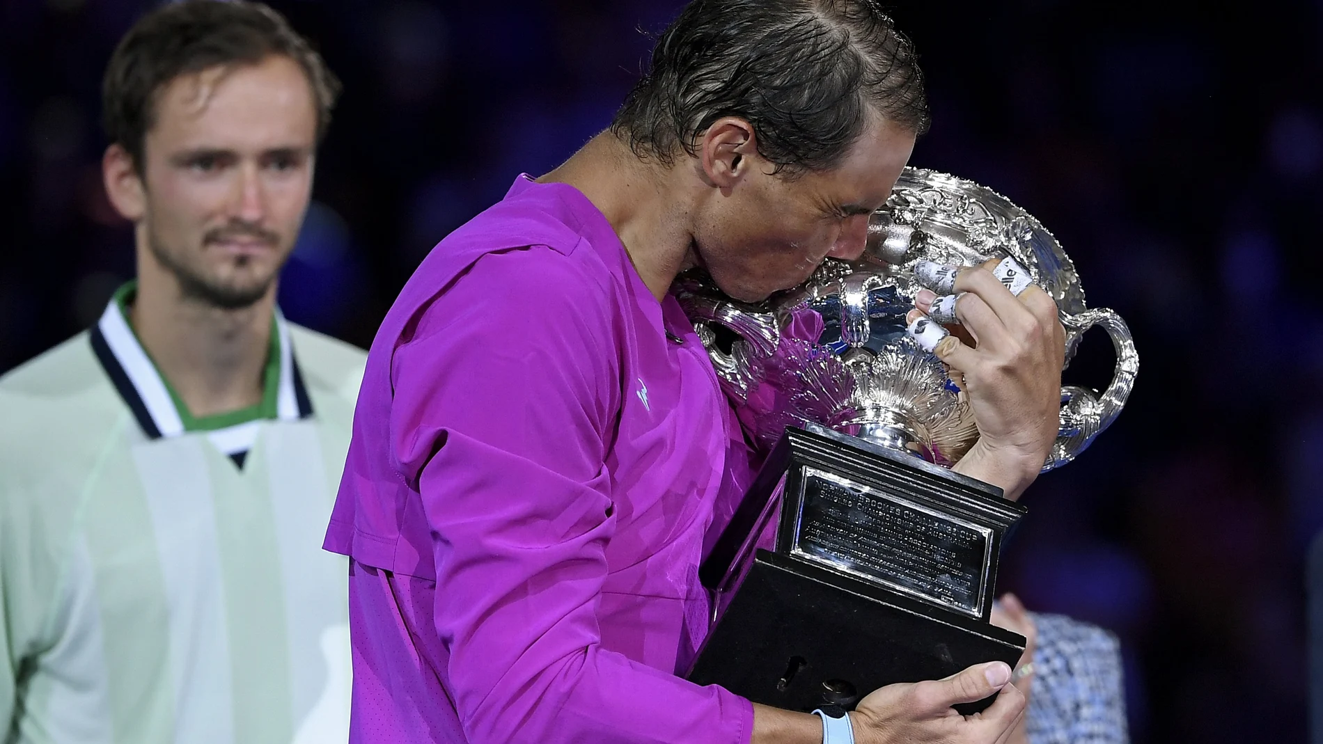 Medvedev mira a Nadal besando la copa de campeón del Open de Australia
