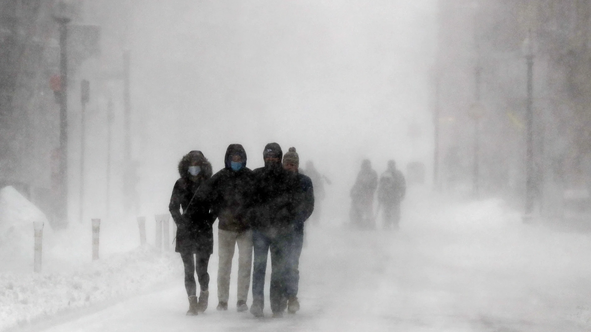Varias personas caminan por las calles de Boston, donde el manto de nieve registró hasta 60 centímetros de altura