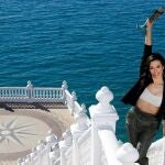 La cantante de origen cubano Chanel posa con el "Micrófono de bronce" tras ganar el Benidorm Fest este domingo en Benidorm. Chanel representará a España en el próximo festival de Eurovisión que se celebrará en mayo en la ciudad italiana de Turín. EFE/Manuel Lorenzo