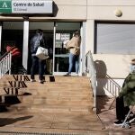 Unas personas hacen cola para conseguir una cita con su médico de cabecera en el Centro de Salud "El Consul", en el barrio de Teatinos-Universidad de Málaga.EFE/Jorge Zapata.