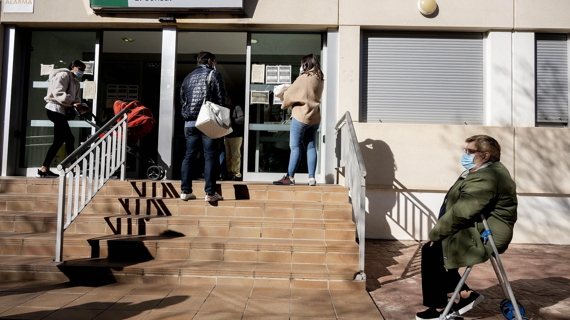 Unas personas hacen cola para conseguir una cita con su médico de cabecera en el Centro de Salud "El Consul", en el barrio de Teatinos-Universidad de Málaga.EFE/Jorge Zapata.