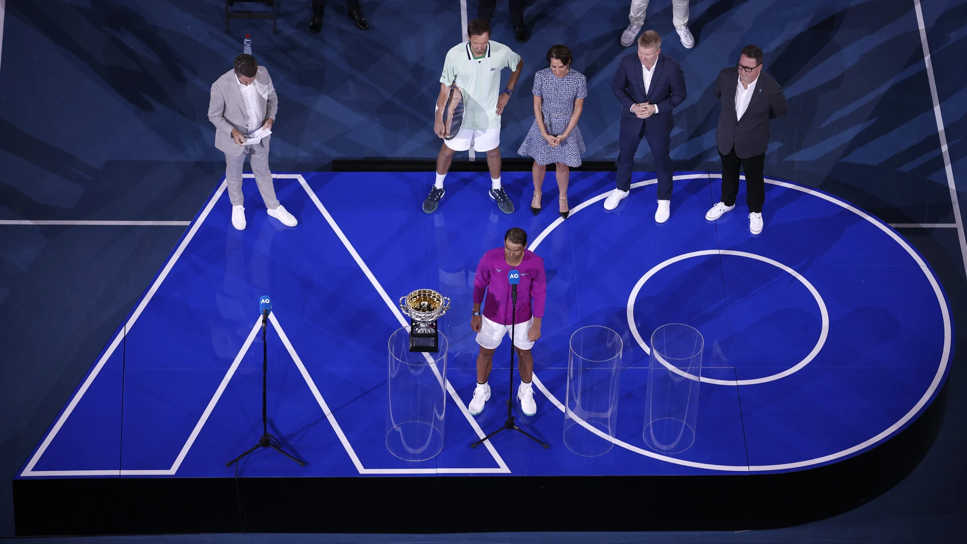 Nadal recibe el trofeo de campeón de Open de Australia