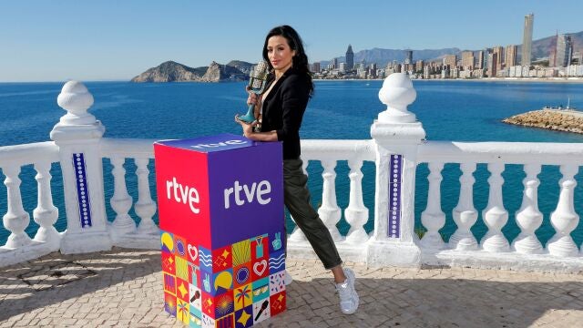 La cantante de origen cubano Chanel posa con el "Micrófono de bronce"