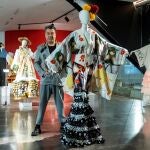 El diseñador Manuel Fernández posa para EFE con la colección que fusiona el kimono con la bata de cola y veinte artistas plásticos han intervenido sobre cada uno de los veinte modelos diseñados por Fernández, inspirados en la expedición que el samurai Hasekura Tsunenaga hizo hasta Sevilla en 1614. EFE/ Raúl Caro.