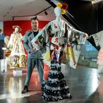 El diseñador Manuel Fernández posa para EFE con la colección que fusiona el kimono con la bata de cola y veinte artistas plásticos han intervenido sobre cada uno de los veinte modelos diseñados por Fernández, inspirados en la expedición que el samurai Hasekura Tsunenaga hizo hasta Sevilla en 1614. EFE/ Raúl Caro.