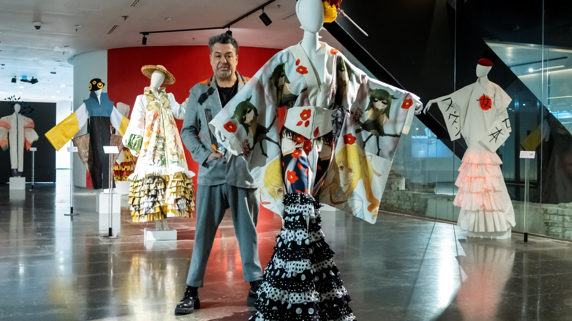 El diseñador Manuel Fernández posa para EFE con la colección que fusiona el kimono con la bata de cola y veinte artistas plásticos han intervenido sobre cada uno de los veinte modelos diseñados por Fernández, inspirados en la expedición que el samurai Hasekura Tsunenaga hizo hasta Sevilla en 1614. EFE/ Raúl Caro.