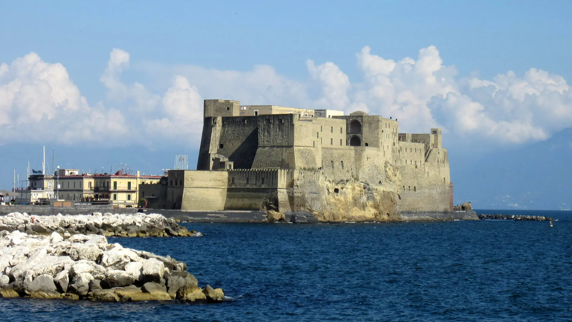 Castel del Ovo, en Nápoles, el castillo que rindió la flota de Galcerán de Requesens frente a los franceses