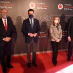 El presidente de la Junta de Andalucía, Juanma Moreno (2i); la vicepresidenta primera del Gobierno y ministra de Asuntos Económicos y Transformación Digital, Nadia Calviño, y el Alcalde de Málaga, Francisco Torres (1i), en la foto de familia a la llegada a la presentación del Centro Europeo de Excelencia de Vodafone. Álex Zea / Europa Press