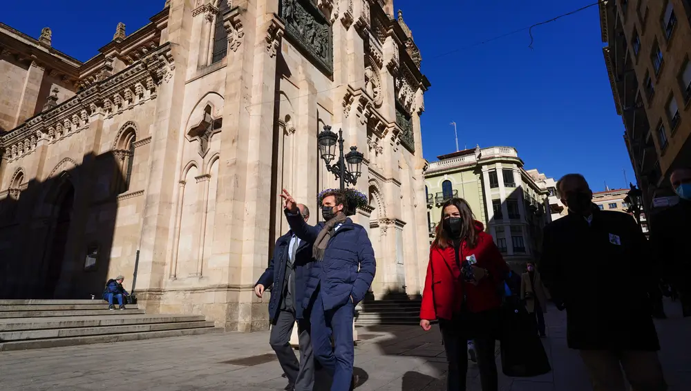El presidente de la Diputación de Salamanca y presidente del PP en Salamanca, Javier Iglesias y el líder del PP, Pablo Casado en su paseo por las calles de Salamanca.