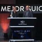 El guionista Alejandro Hernández (i) y el realizador Manuel Martín Cuenca, tras recibir el premio a "Mejor guión" por su trabajo "La hija"