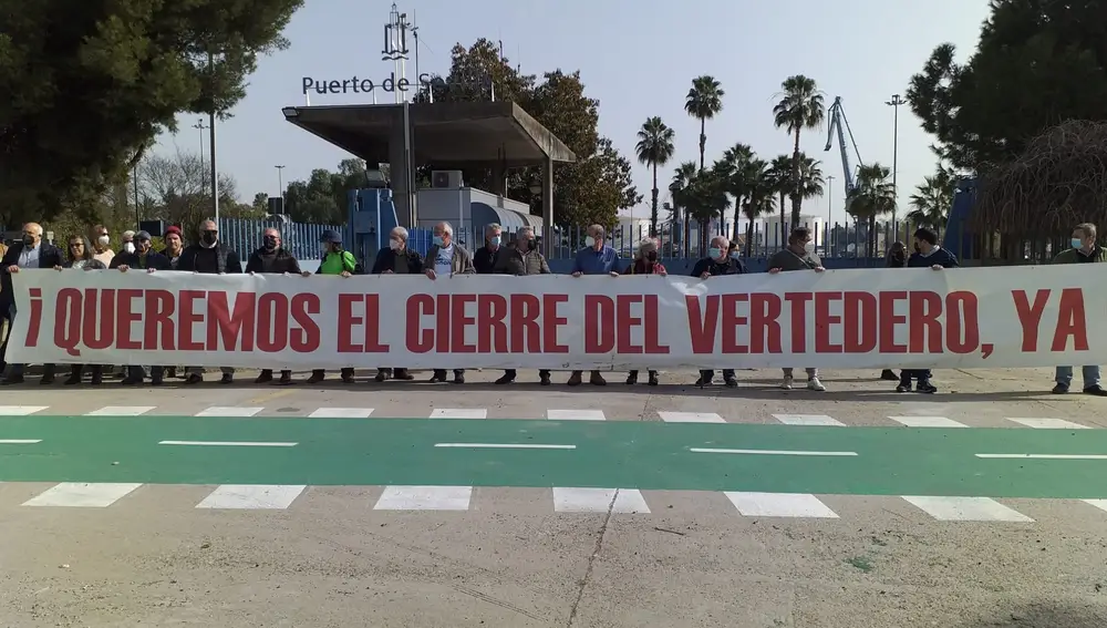 Concentración en el puerto de Sevilla contra el vertedero de Nerva y la llegada de residuos de Montenegro a las instalaciones nervenses. IU.