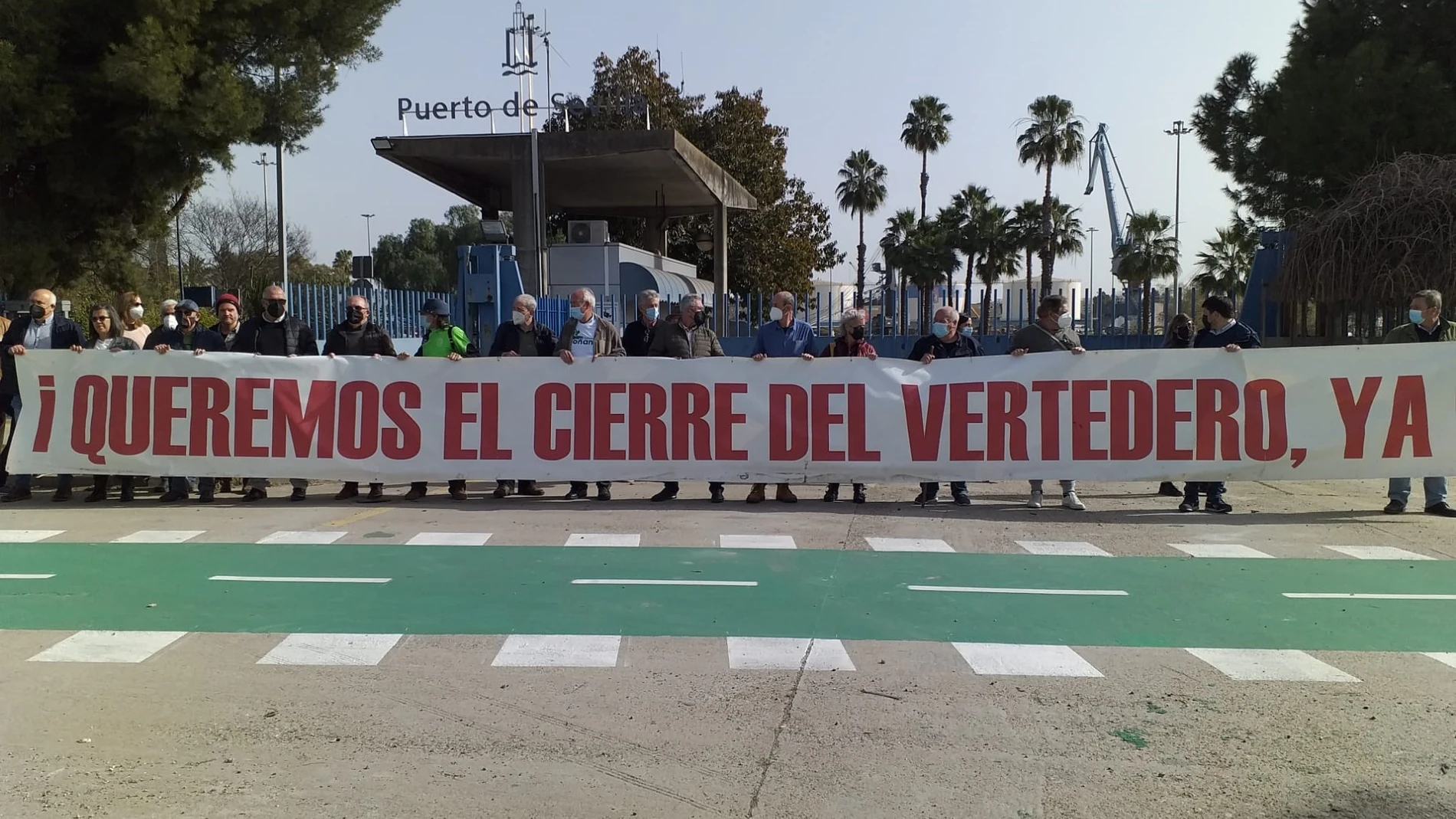 Concentración en el puerto de Sevilla contra el vertedero de Nerva y la llegada de residuos de Montenegro a las instalaciones nervenses. IU.