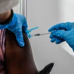 Una sanitaria vacuna a una persona con la tercera dosis de la vacuna de Moderna en el vacunódromo instalado en la Ciutat de Les Arts i les Ciènciesunidad Valenciana (España
