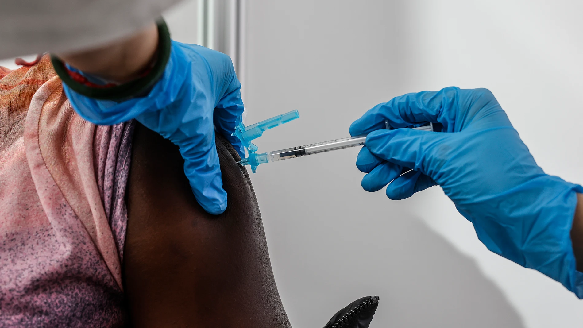 Una sanitaria vacuna a una persona con la tercera dosis de la vacuna de Moderna en el vacunódromo instalado en la Ciutat de Les Arts i les Ciènciesunidad Valenciana (España