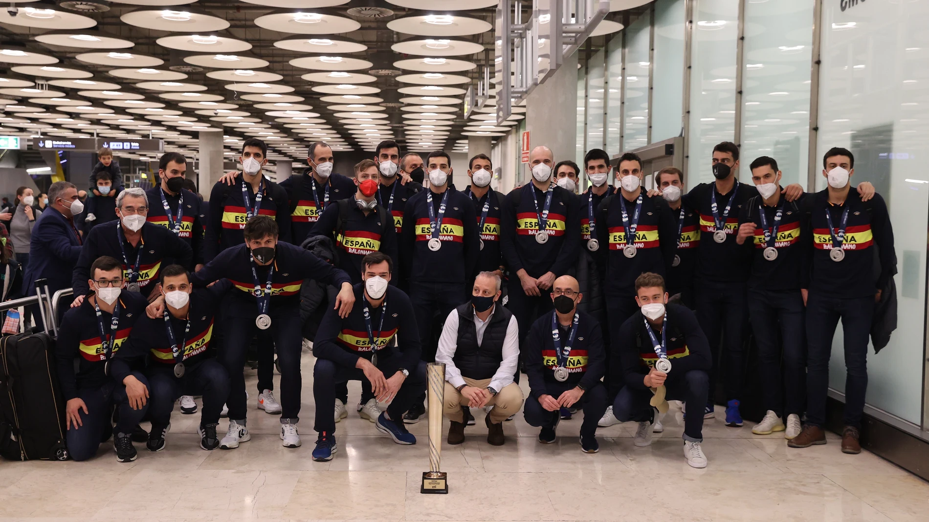 Los jugadores de la selección posan en Barajas con la medalla de plata lograda en el Europeo de balonmano