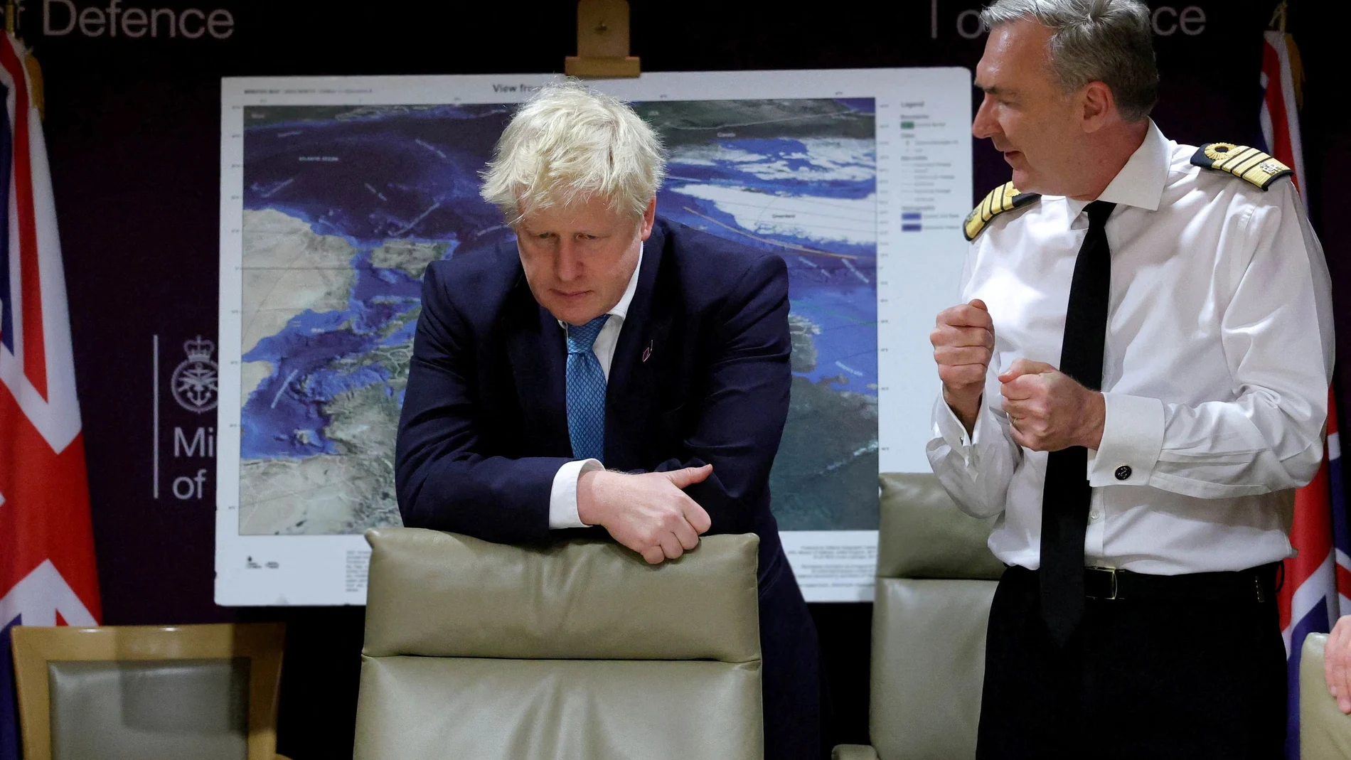 Boris Johnson con el jefe del Estado Mayor de la Defensa británica Tony Radakin