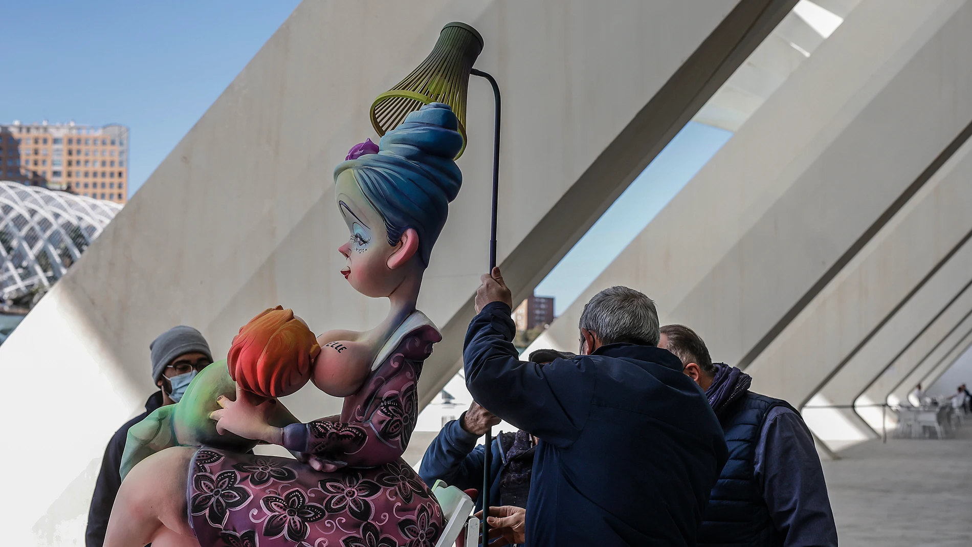 Varios trabajadores llevan un ninot a la exposición del Ninot de las Fallas 2022, en el Museo de las Ciencias Príncipe Felipe