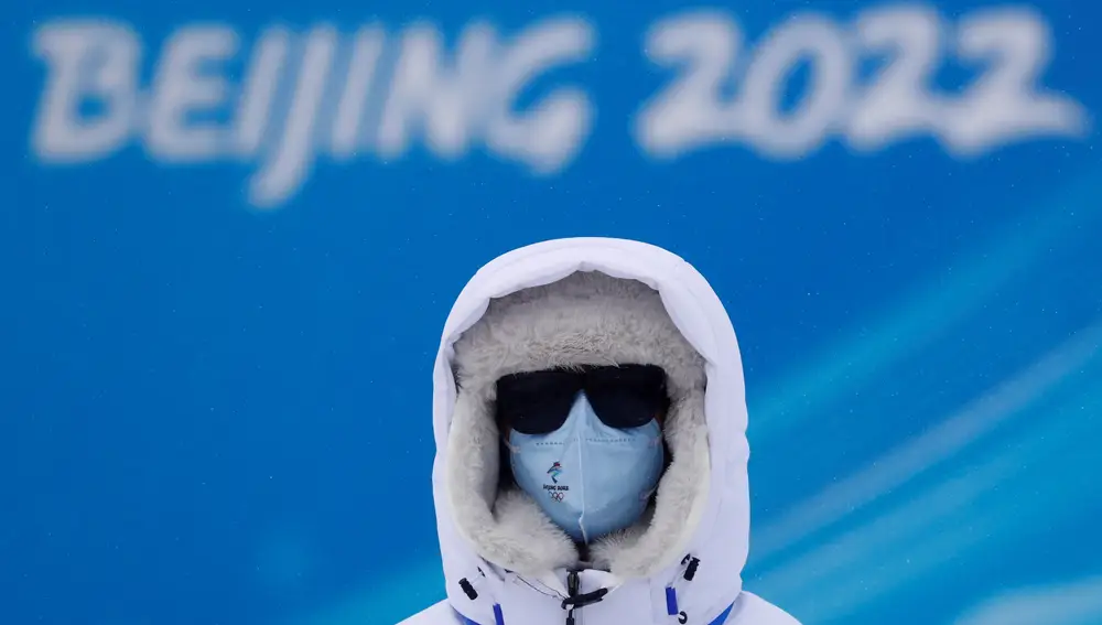 -FOTODELDIA- EA1137. ZHANGJIAKOU (CHINA), 31/01/2022.- Un voluntario se protege del frío en el parque de nieve Genting, cerca de la sede de los Juegos Olímpicos de Invierno Pekín 2022 en Zhangjiakou, China, este lunes. Los JJOO de Invierno comienzan el próximo 4 de febrero de 2022. EFE/ Guillaume Horcajuelo