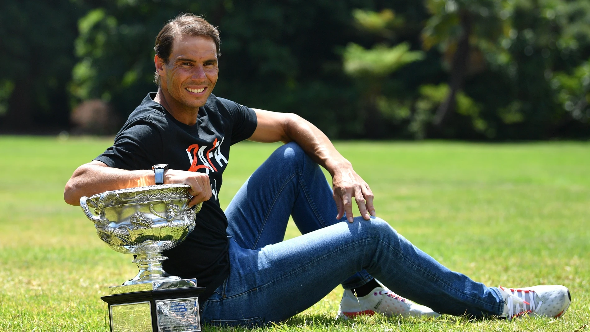El tenista español Rafa Nadal posa con la Copa Norman Brookes Challenge en Melbourne, Australia. EFE/ Joel Carrett