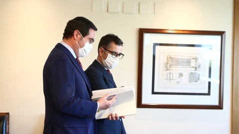 El presidente de la CEOE, Antonio Garamendi y el ministro de la Presidencia, Félix Bolaños, se reúnen en la sede de la patronal para que el ministro le presente el Plan Anual Normativo para 2022.