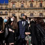 Casado se hace un selfie con un grupo de jóvenes en Salamanca durante la campaña electoral