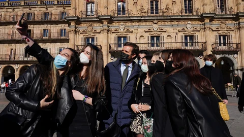 Casado se hace un selfie con un grupo de jóvenes en Salamanca durante la campaña electoral