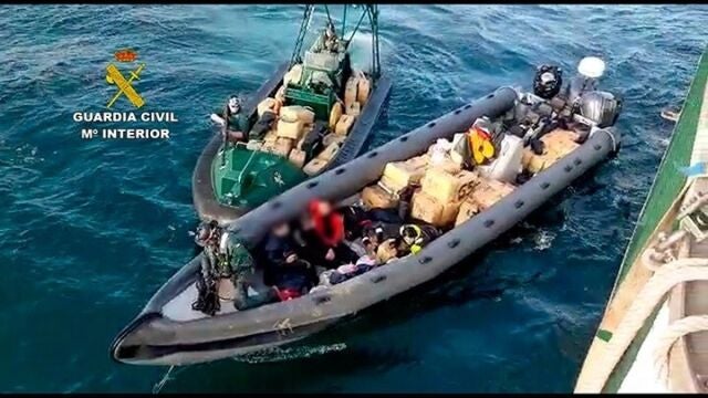 Imagen del momento en el que la embarcación es interceptada. GUARDIA CIVIL