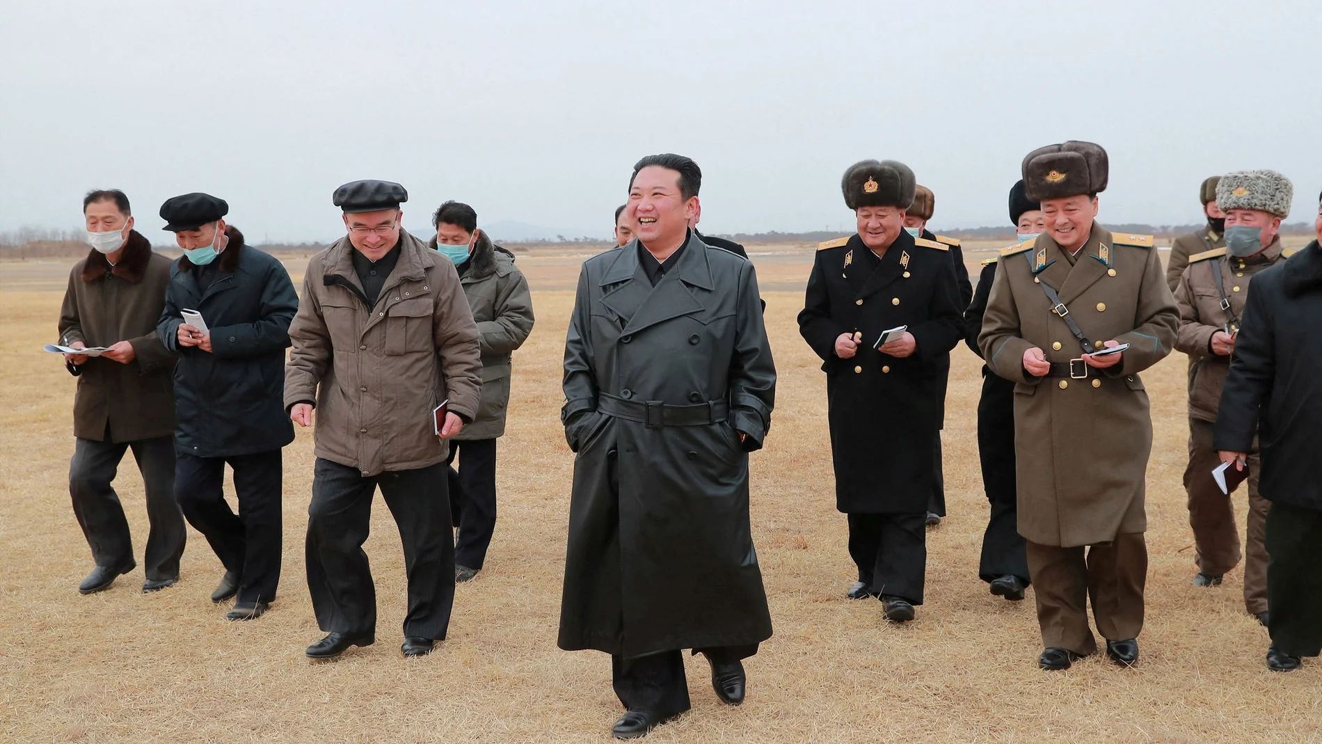 En la última foto facilitada por el régimen la semana pasada, puede verse a Kim Jong Un visiblemente más delgado inspeccionando una localización para una nueva granja en el condado de Hamju