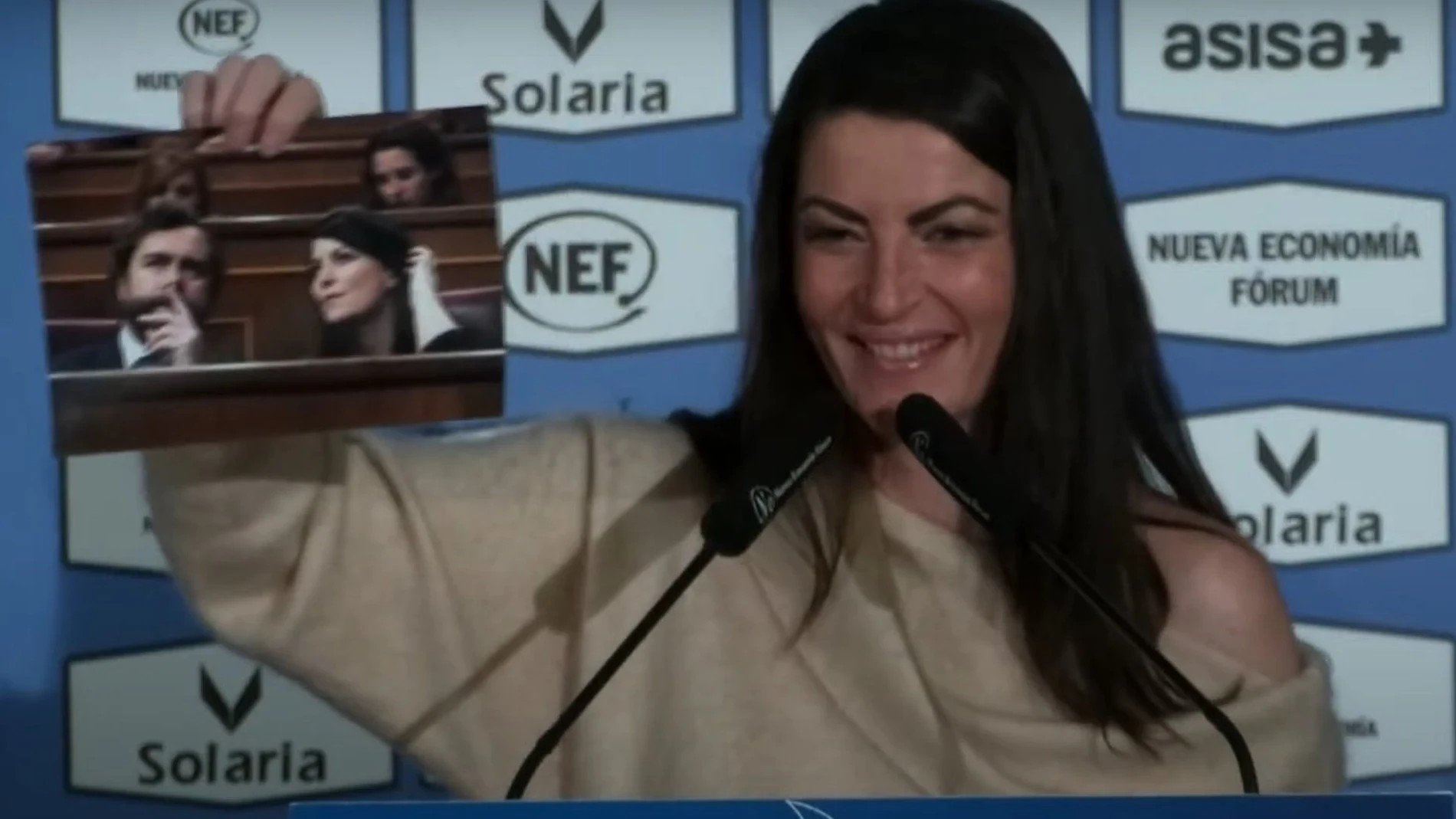 La diputada por Granada mostrando la fotografía que la "acompañará" si finalmente abandona el Congreso para ser candidata a la Junta