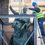 Un operario, durante las labores para la retirada de la estatua ecuestre dedicada al general Varela en San Fernando (Cádiz)