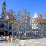 Se empiezan a colocar las vallas en la Plaza del Ayuntamiento, para poder disparar las &quot;mascletàs&quot;