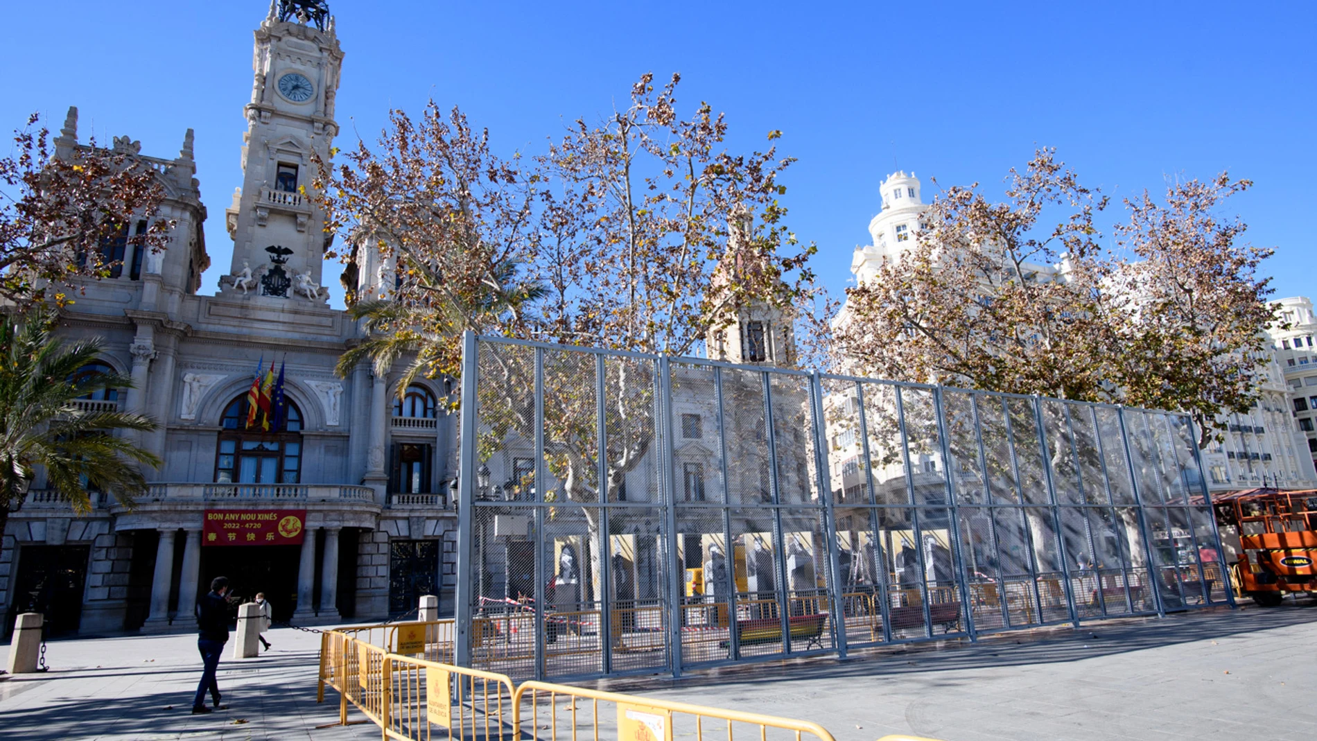 Se empiezan a colocar las vallas en la Plaza del Ayuntamiento, para poder disparar las "mascletàs"