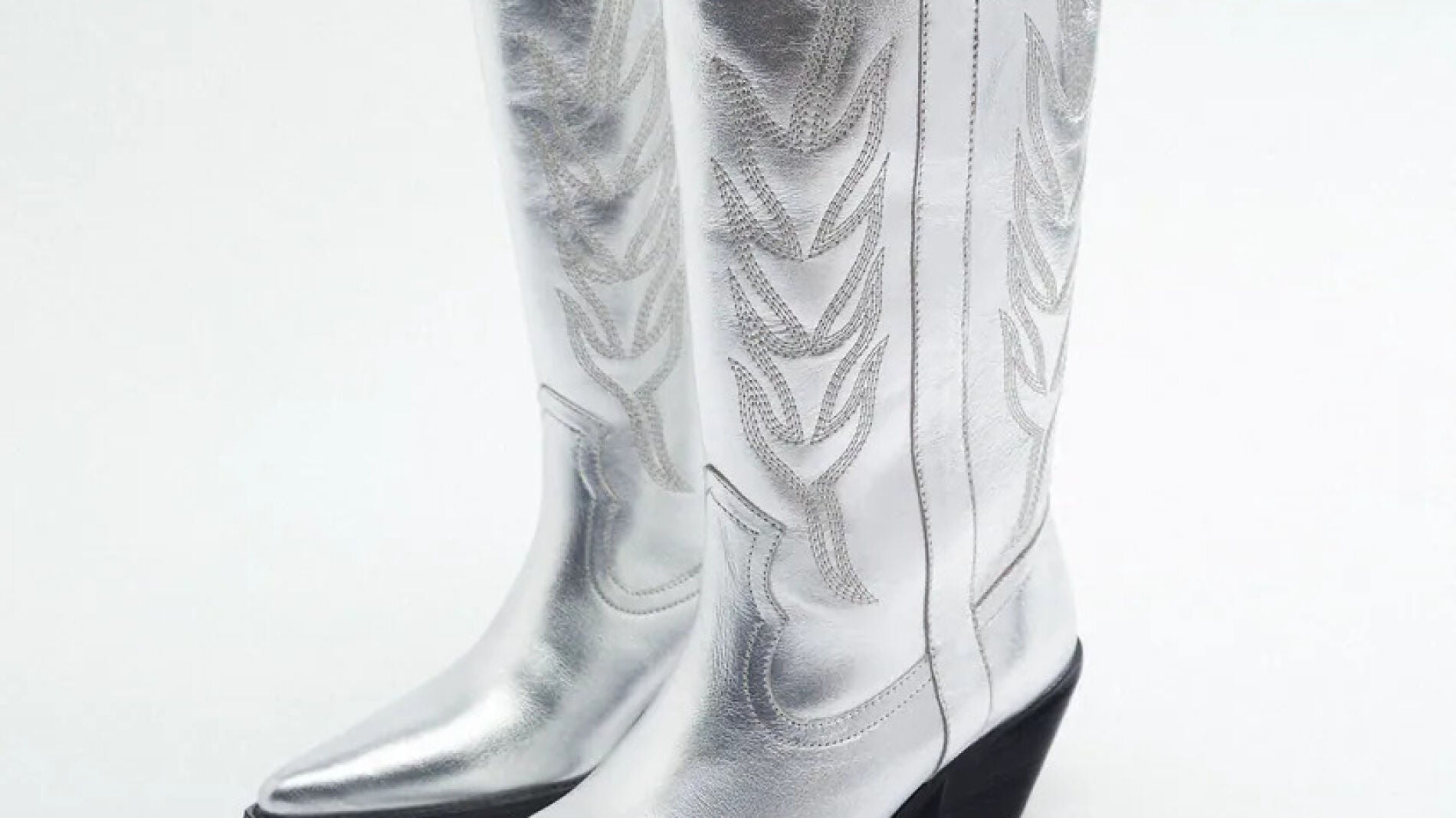 Las botas cowboy plateadas de ZARA son la nueva fantas a con