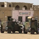 Fuerzas militares francesas patrullan las calles de Tombuctú (Mali) el pasado septiembre