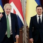 Boris Johnson (izq.) posa con el presidente ucraniano Volodimir Zelenski, antes de sus conversaciones por la creciente tensión entre Kiev y Moscú