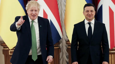 Boris Johnson (izq.) posa con el presidente ucraniano Volodimir Zelenski, antes de sus conversaciones por la creciente tensión entre Kiev y Moscú