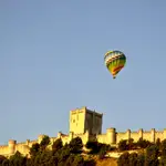 Un globo aerostático sobrevuela el castillo de Peñafiel
