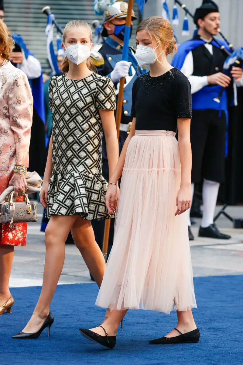 La Princesa de Asturias Leonor de Borbón y la Infanta Sofía de Borbón durante la entrega de los Premios Princesa de Asturias 2021 en Oviedo, el viernes 22 de octubre de 2021.